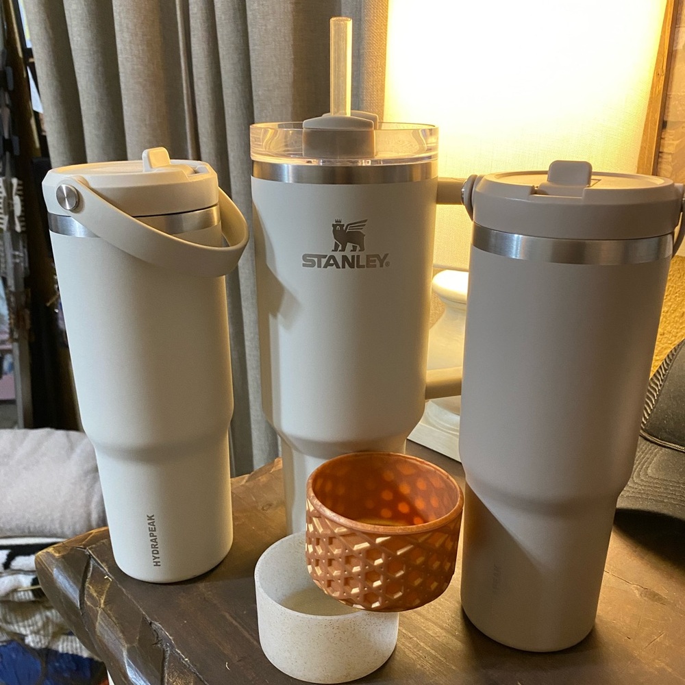 Stanley 40oz twilight taupe, 2 hydrapeak 32oz flip top straw & 2 boots